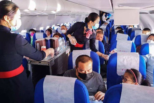 长沙某航班因乘客拒戴口罩延误1小时，这种做法违法吗？