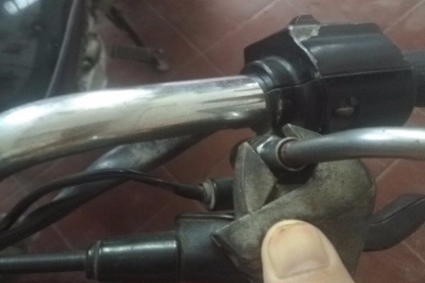 踏板摩托车反光镜怎么拆下来?