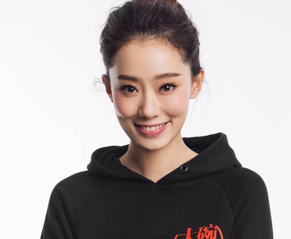 被嘲笑、被骂哭，隐忍9年，张小斐是怎样赢得粉丝保护的？