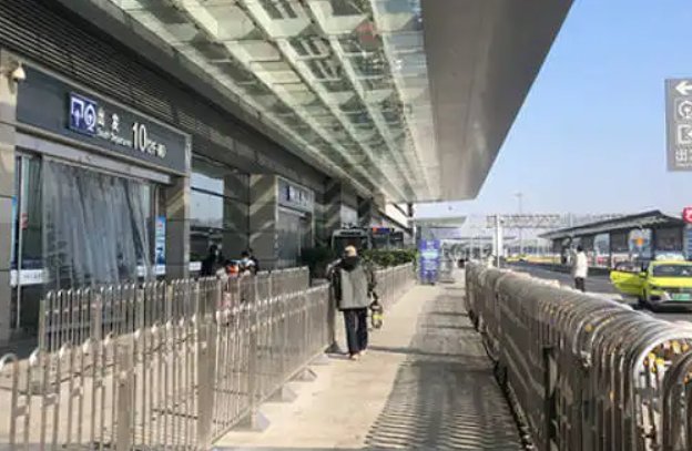 上海虹桥火车站遇“离沪大潮”，坐公共交通时该做好哪些防护措施？