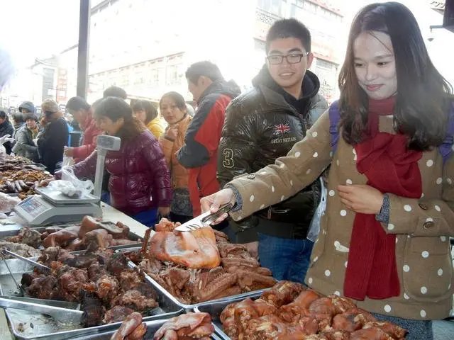 陕西西安一物理学硕士摆摊卖卤味，这位博士为何这么做？