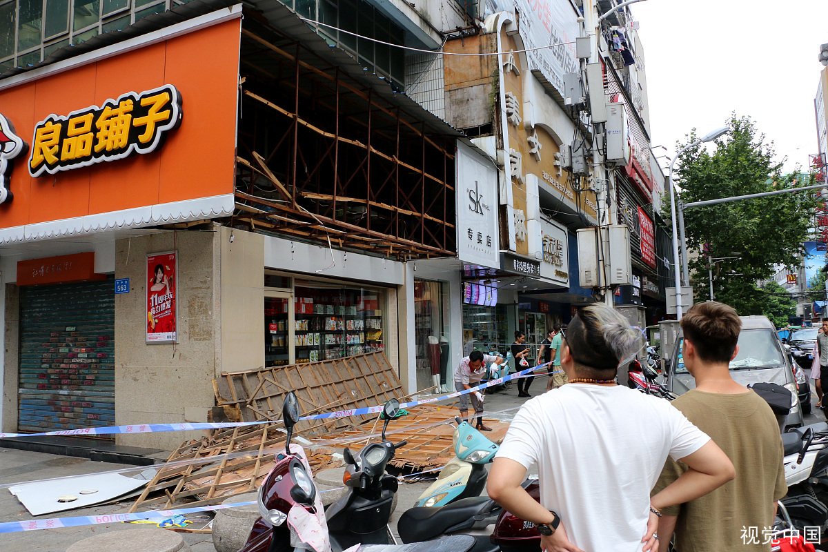 四川成都一广告牌掉落砸倒男童，导致广告牌掉落的原因是什么？