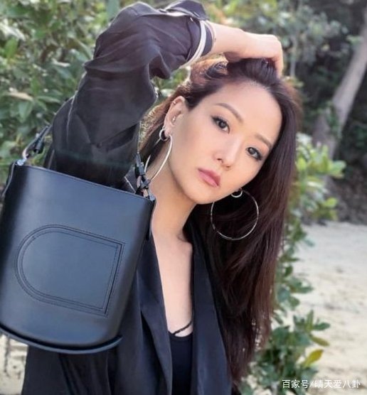 12岁背香奈儿，21岁嫁豪门，42岁孙芸芸为何能成为完美女人？