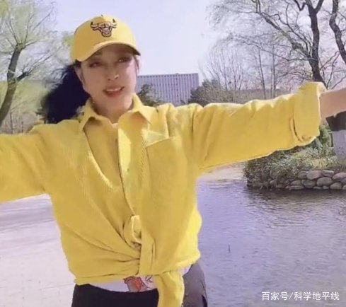 刘晓庆回到老家，市民夹道欢迎唱歌鼓掌，场面有多壮观？