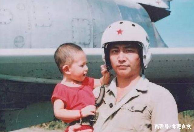 19年前飞行员王伟牺牲，他的妻儿现状如何？