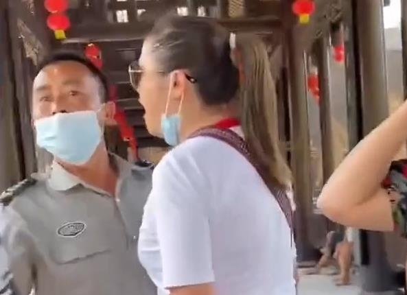 湖南一景区内大妈不买票强闯苗寨,并辱骂劝阻保安,这种行为有多不文明?