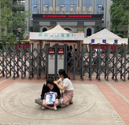 成都警方通报“高中生坠亡”一事，死者家属对此事的态度是什么？