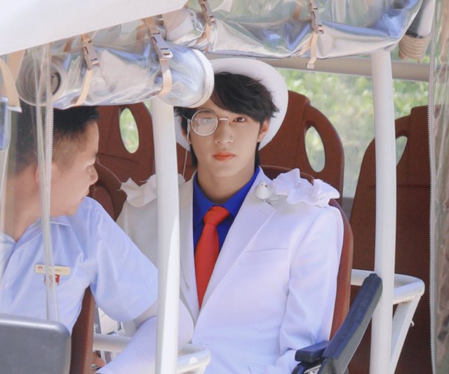 宋亚轩、刘耀文分别cos王子和怪盗基德，谁的造型更让人眼前一亮？