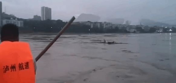 跳江女子的81公里生死漂流，该女子为何跳江？