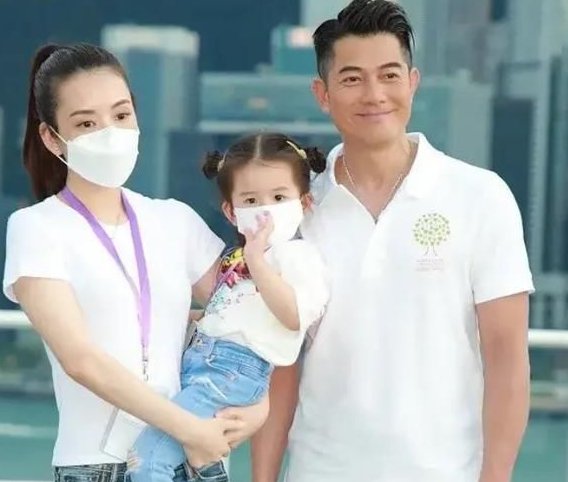 方媛隔空回应王思聪，删除与老公恩爱照引热议，郭富城到底怎么了？