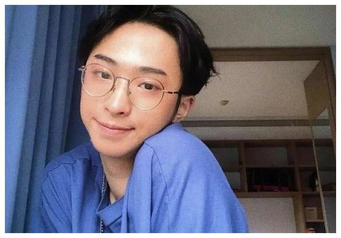 伊能静19岁的儿子哈利晒合影大方表白女友，哈利为何一直都引人关注？