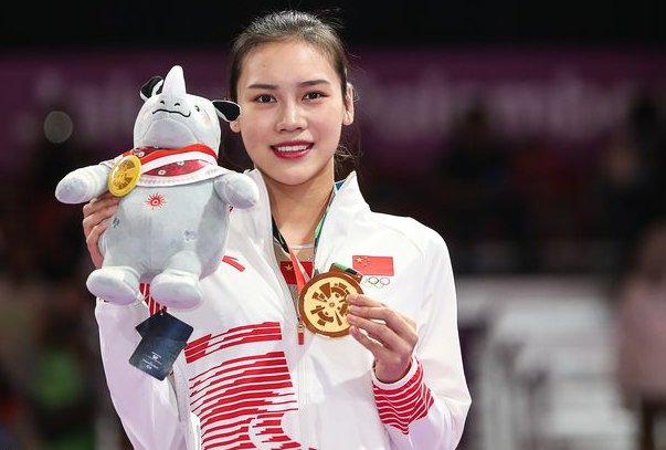 蹦床美女刘灵玲，长相神似“大嫂”徐冬冬走红，两位当事人对此有何回应？