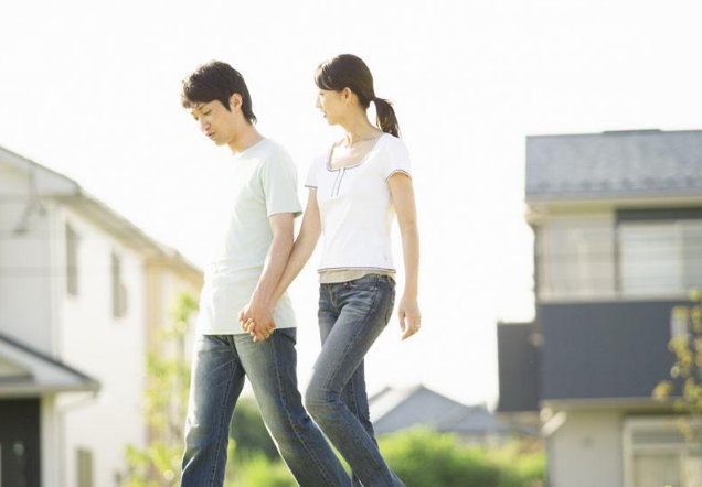 那个曾经誓言陪伴一生的人，最后也跟你牵手走向了婚礼了吗？