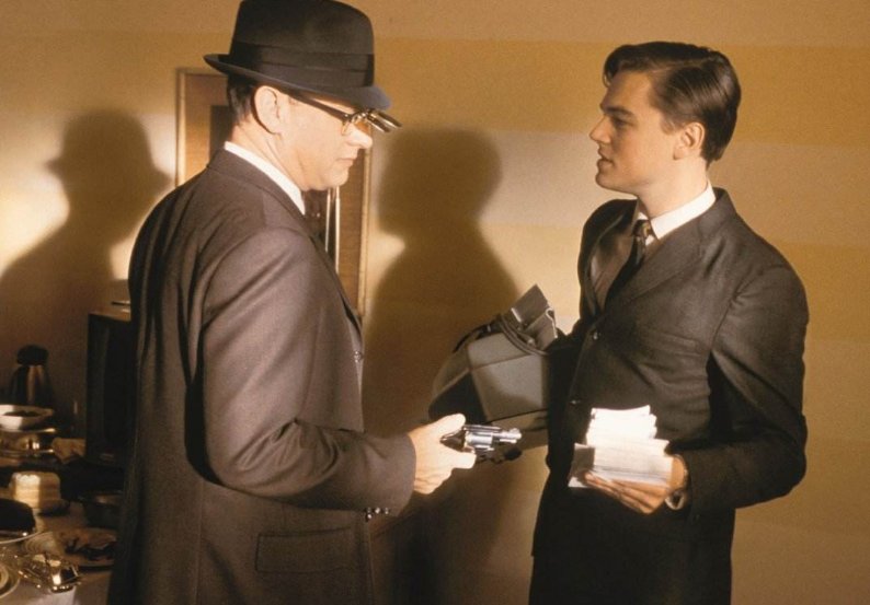 电影猫鼠游戏中他的老爸干什么的，还有开始的俱乐部是什么意思？