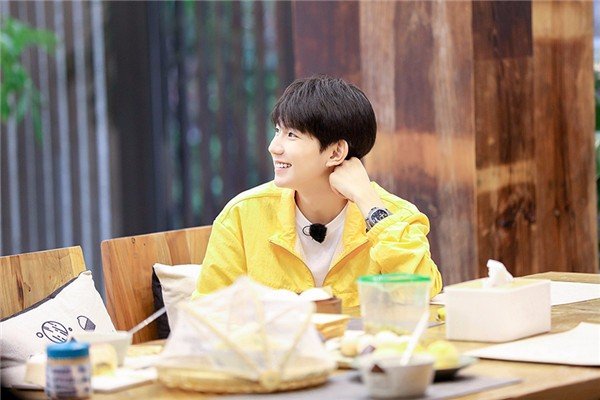 王源不仅抽烟，还翻栏杆，这两件事是否会对他产生很大的影响？