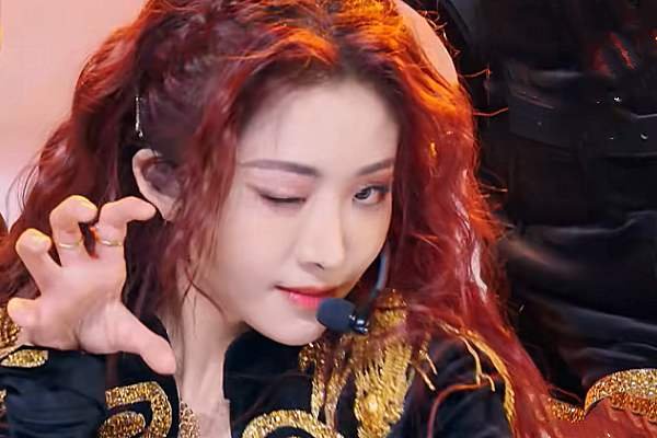 喻言被男子搂背,喻言是如何躲避的?