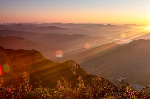 求“太阳出来照四方”的简谱