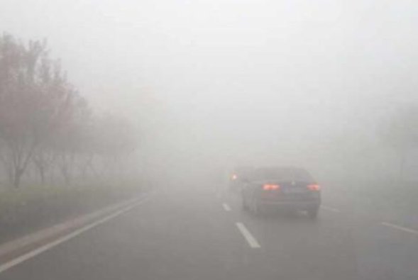 驾驶机动车在雾天行车开启雾灯和危险报警闪光灯示廓灯和后位灯，这句话正确吗？