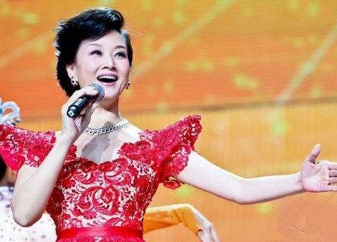 从春晚常客到销声匿迹，著名女高音宋祖英，现在过得怎样了呢？