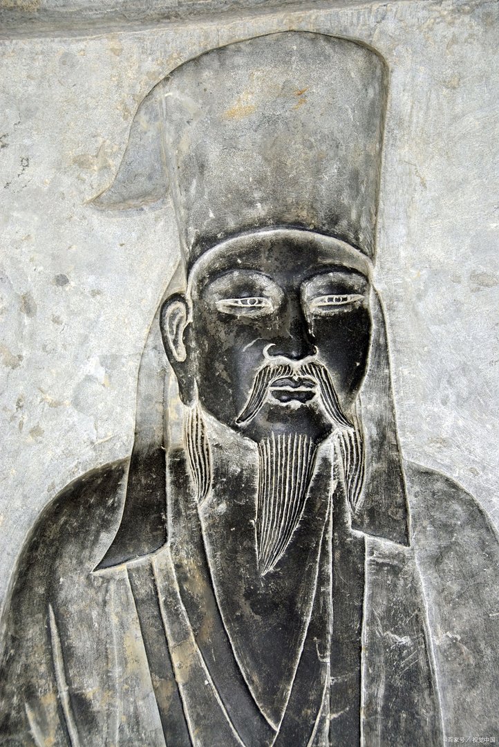 西湖的白堤的得名，与哪个诗人有关?