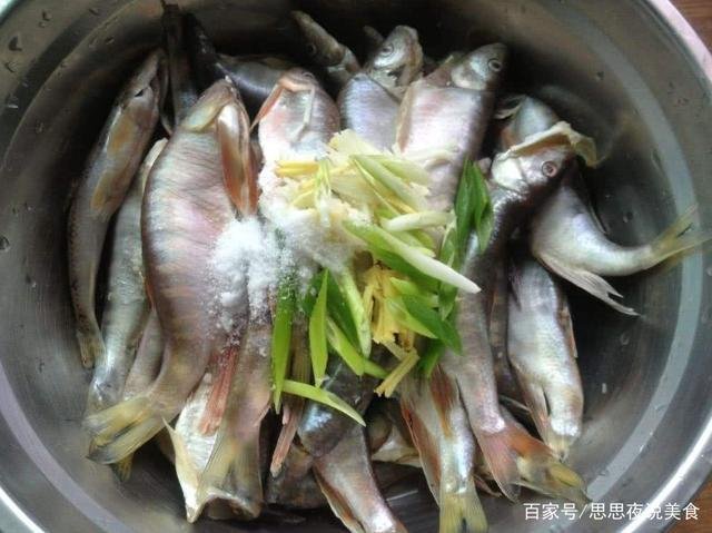 炸鱼时可以裹淀粉或者是面粉吗？应该怎么炸鱼？