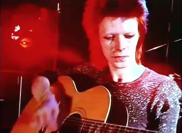 Space Oddity这首歌是什么意思？