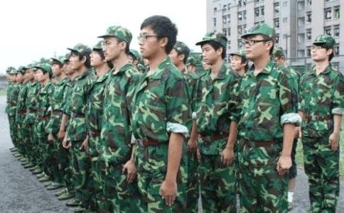 军训向左（右）看齐的动作要领