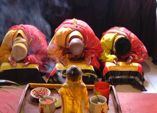 顶礼的标准动作是什么？