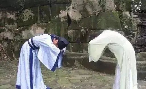 “拱手而立”表示对长者的尊敬，一般来说，男子行拱手礼时应该怎么样?