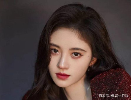 邓歆玥模仿鞠婧祎走红，从头到脚一比一复制，难道又是一个美女？