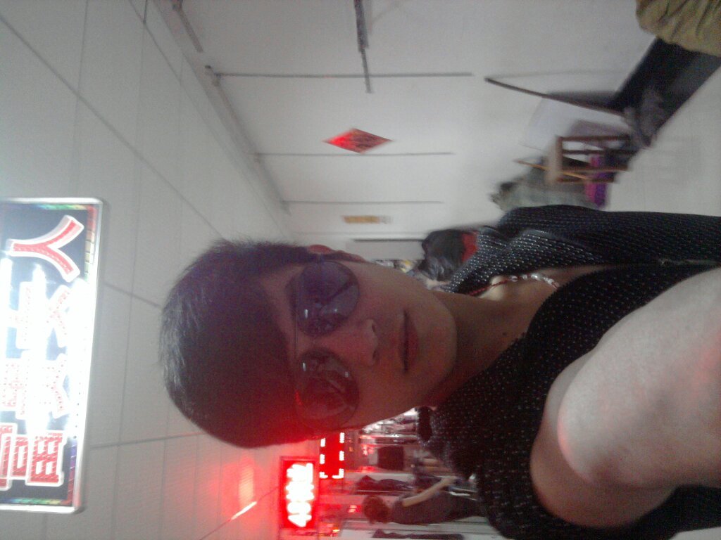 同一个男生的照片多张，一定要帅气