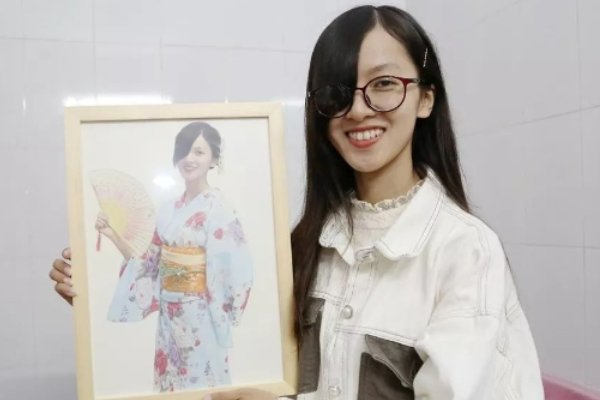 一位90后独眼女教师走红网络，她究竟是凭什么走红的？