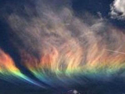 地震光形成的科学原理是什么｝