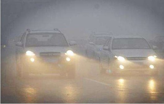 驾驶机动车在雾天行车开启雾灯，危险报警闪光灯是对的吗？