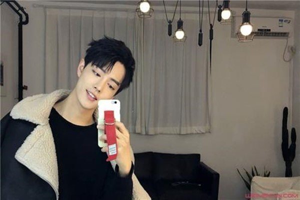 肖战主演《超星星学园》被扒，当年剧中一吻定情，现实里的他对王玉雯有过真情吗？