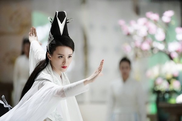 古龙笔下的女高手中，慕容秋荻和邀月宫主相比，谁更厉害？