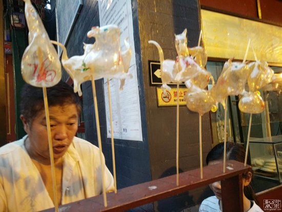 中国独有的非物质文化遗产：吹糖人，你小时候吃过吗