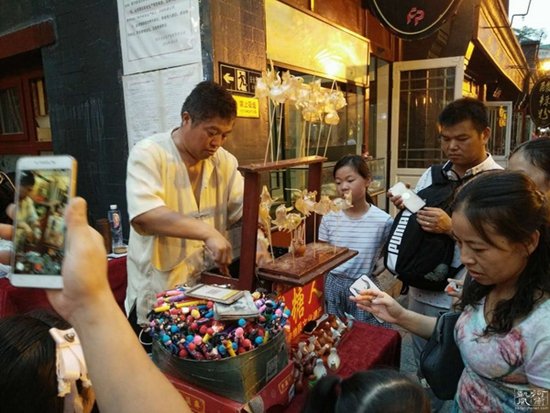 中国独有的非物质文化遗产：吹糖人，你小时候吃过吗