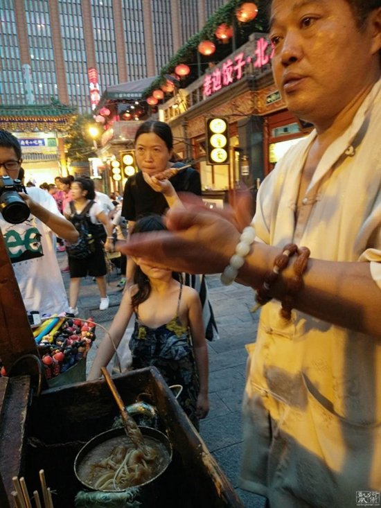 中国独有的非物质文化遗产：吹糖人，你小时候吃过吗