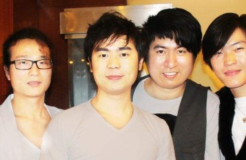 歌词是这世界在撒谎梦与想不一样受了伤想爹娘是哪首歌？