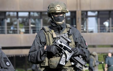 电影特种部队里面那个白幽灵和蛇眼是什么关系