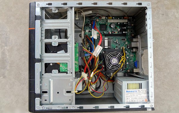 主机由中央处理器和什么组成