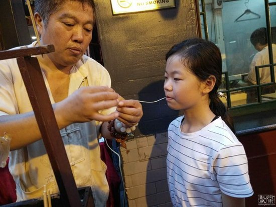 中国独有的非物质文化遗产：吹糖人，你小时候吃过吗