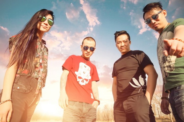 有一首歌，歌词是我爱你亲爱的姑娘，看见你心就慌张，这首歌叫什么名啊！在线等谢谢