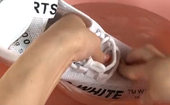 白色的鞋子脏了很难洗怎么办？