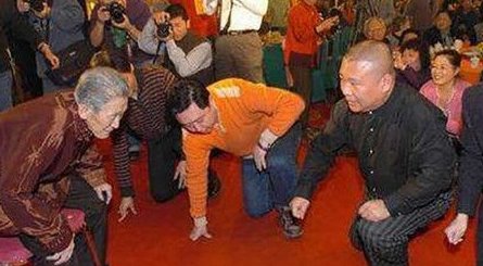 你知道郭德纲的师傅是谁吗？