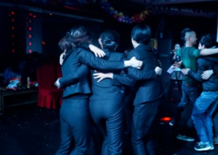 “爱的抱抱”的详细游戏规则是什么?