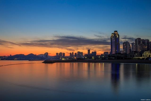 中国第一条高速公路叫什么？是什么时候修建的？