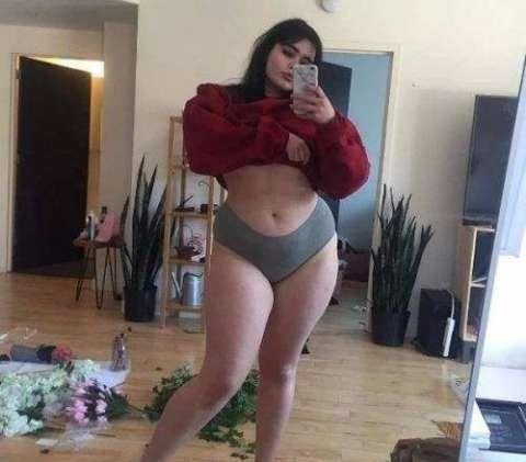 超级喜欢白胖肥美的女孩,有这样的图吗?最好是露脐的,越肥越好