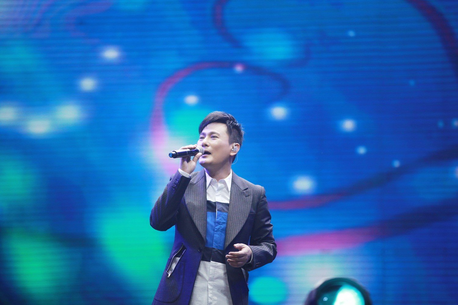 张信哲今年五十多岁了为什么一直没有结婚？